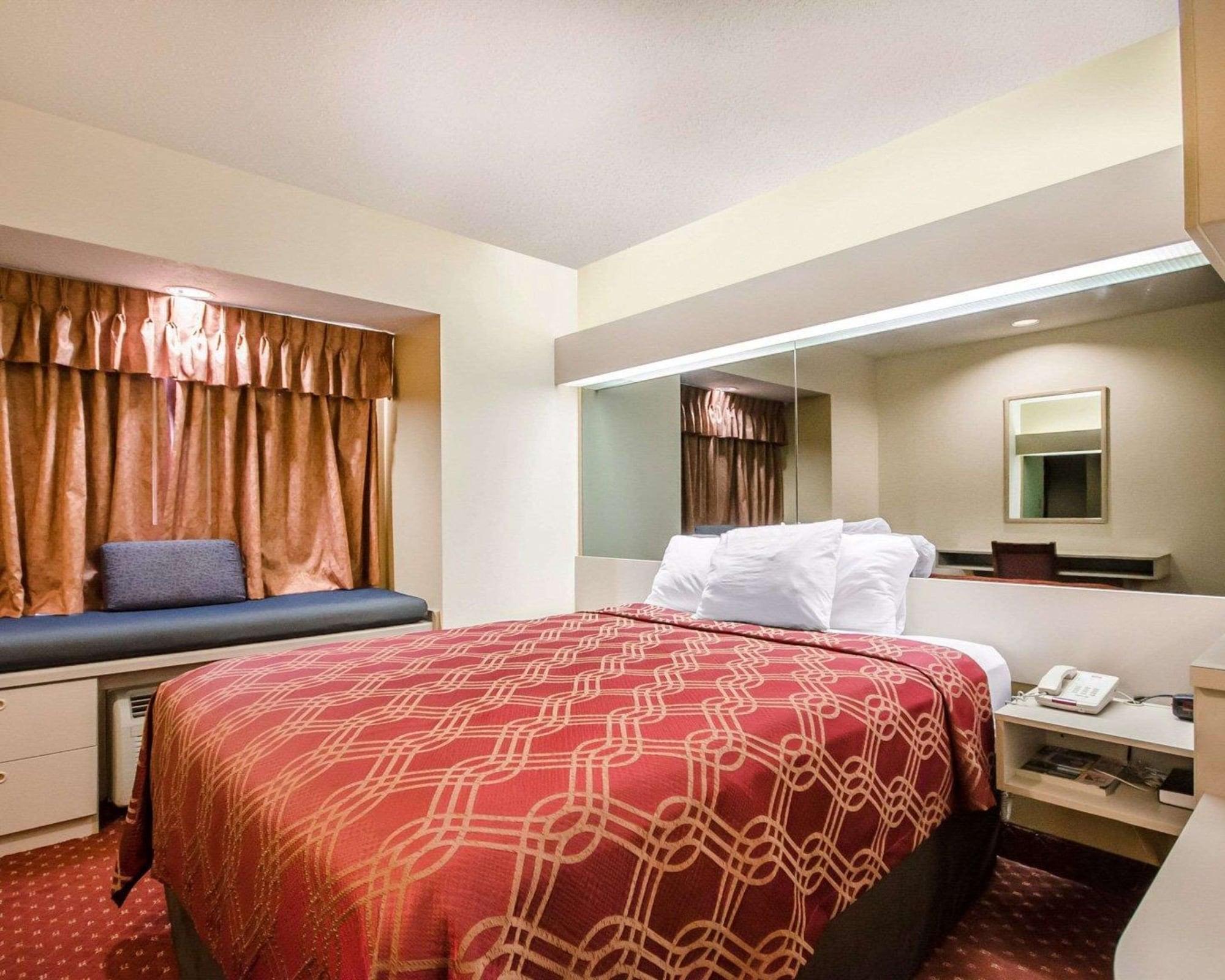Econo Lodge Inn & Suites Evansville Stevenson Екстер'єр фото