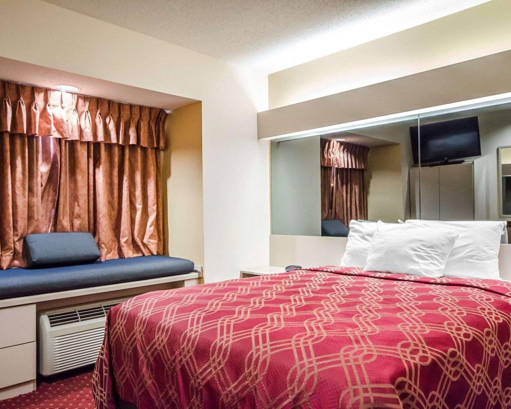 Econo Lodge Inn & Suites Evansville Stevenson Екстер'єр фото