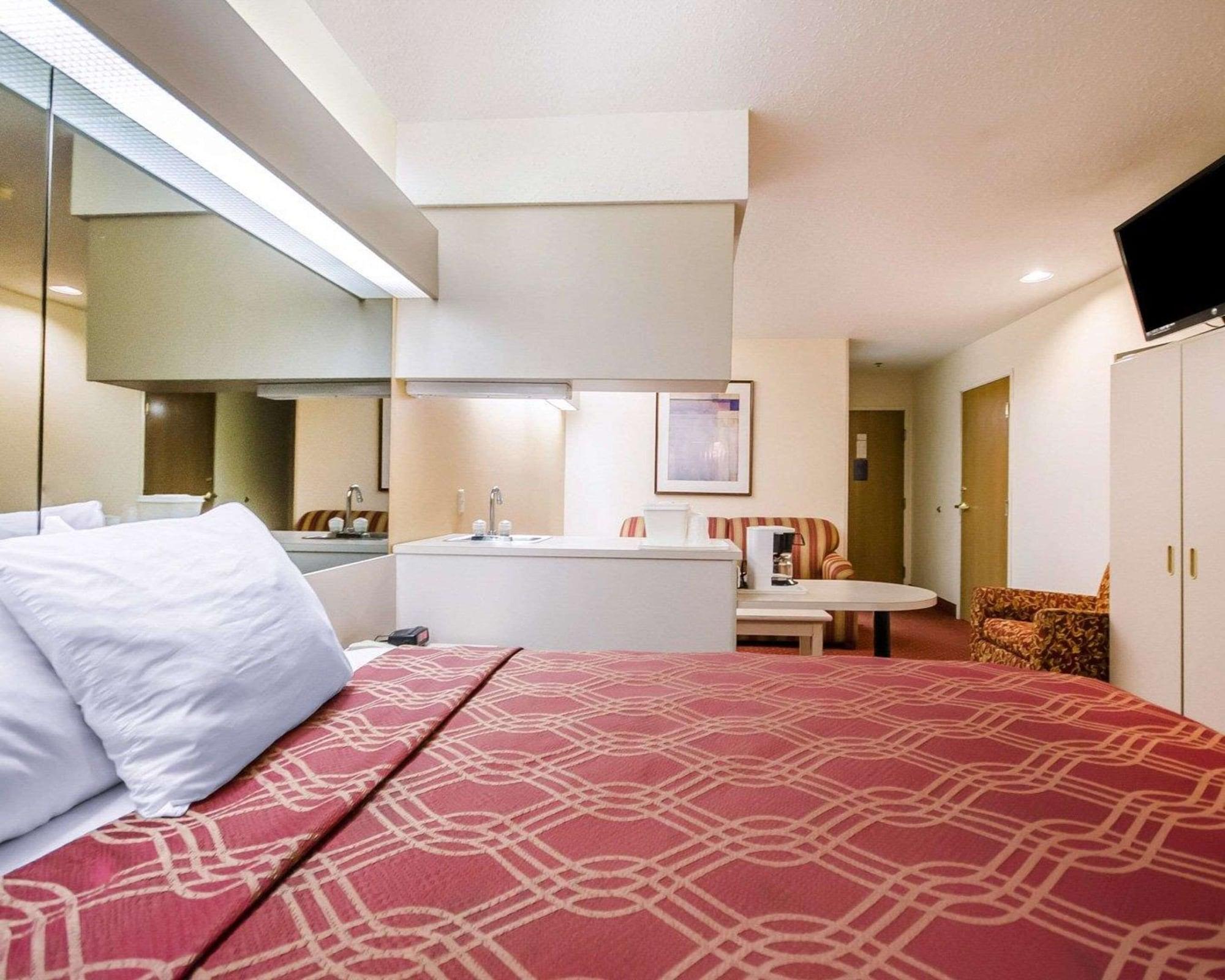 Econo Lodge Inn & Suites Evansville Stevenson Екстер'єр фото