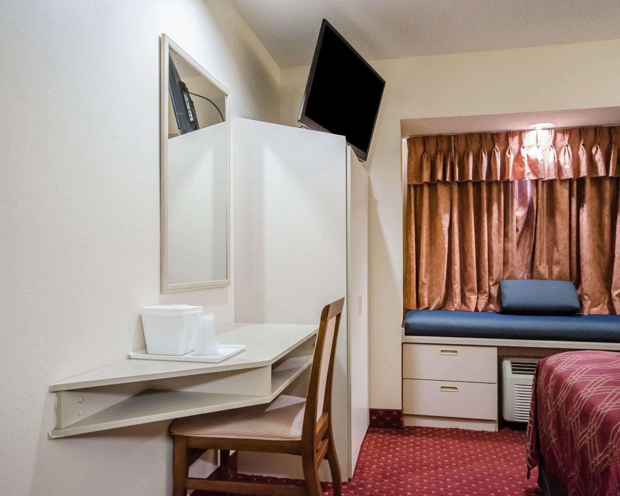 Econo Lodge Inn & Suites Evansville Stevenson Екстер'єр фото