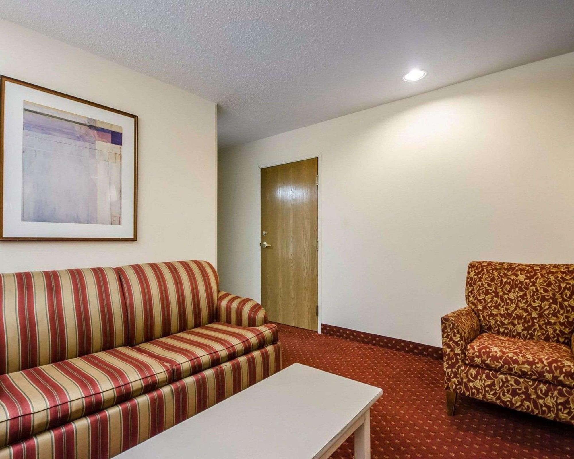 Econo Lodge Inn & Suites Evansville Stevenson Екстер'єр фото