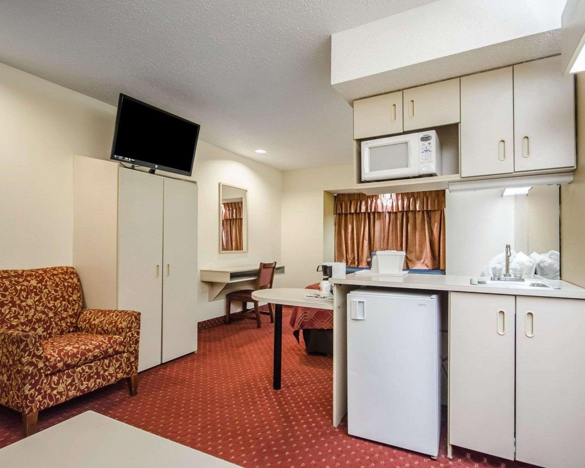 Econo Lodge Inn & Suites Evansville Stevenson Екстер'єр фото