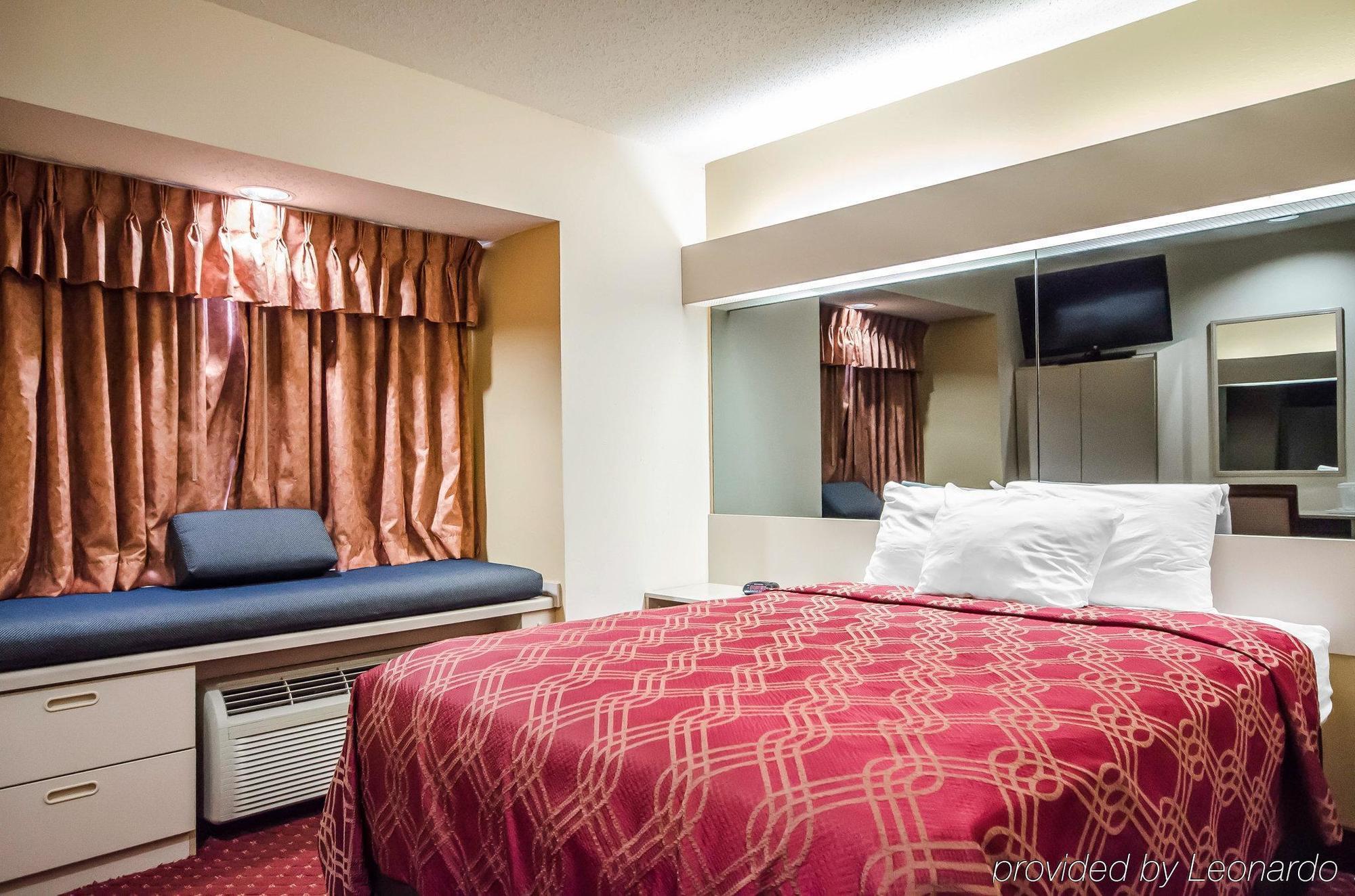 Econo Lodge Inn & Suites Evansville Stevenson Екстер'єр фото